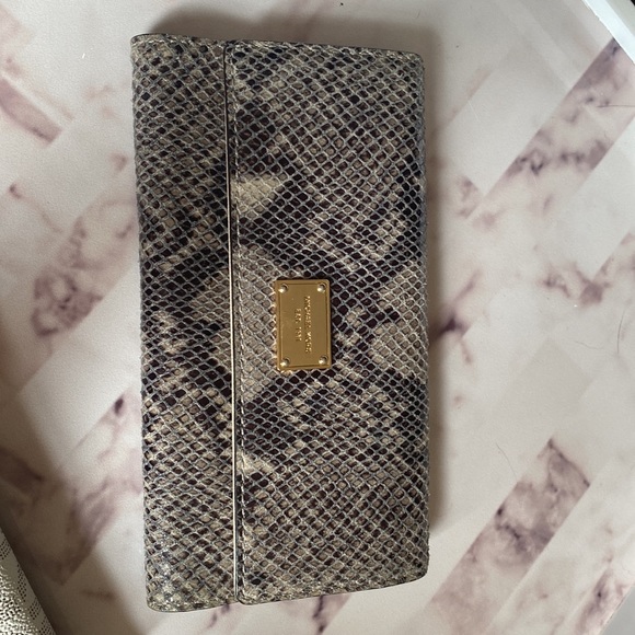 FREE w/ 3 or more item purchase π!! - Picture 6 of 11